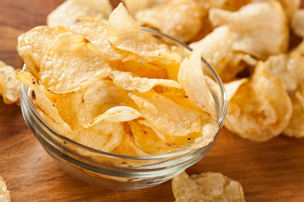 Polnozrnato namesto čipsa Jejte več z balastnimi snovmi bogato hrano. Mednjo uvrščamo polnozrnate izdelke (kruh, testenine ali riž), pa tudi …