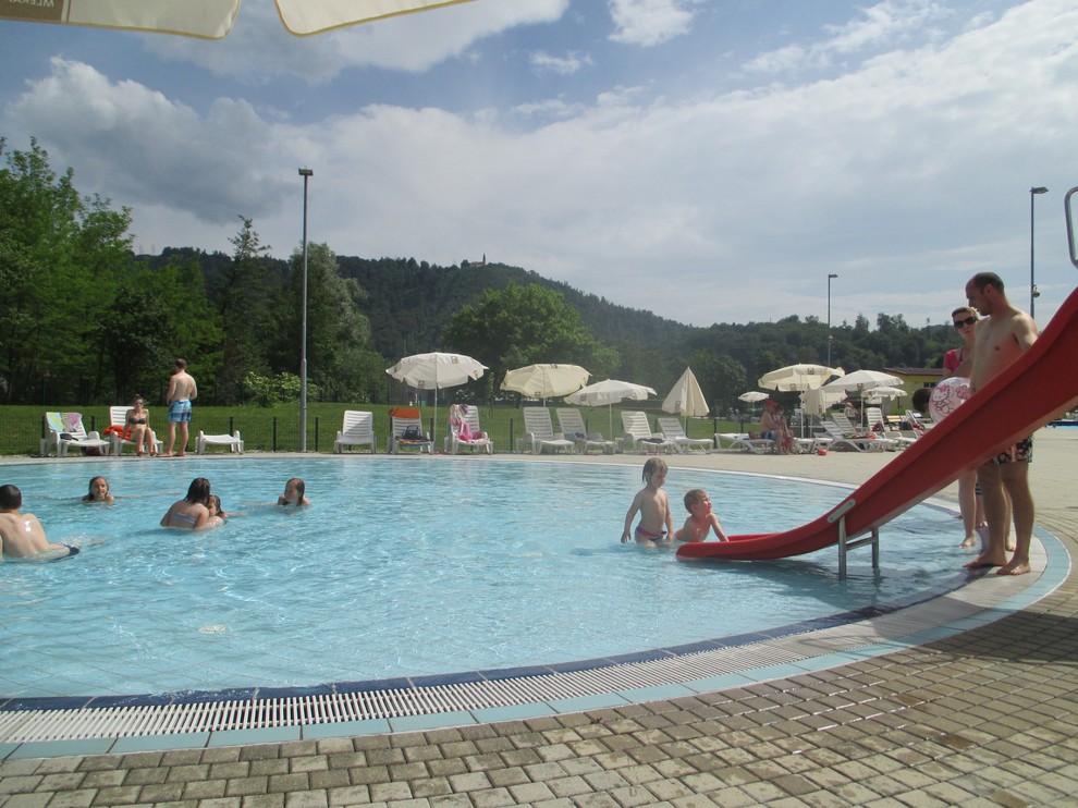 brestaniški bazen, ki je za domačine kot mestna plaža. (Na fotografiji bazenček za otroke). V olimpijskem bazenu zraven otroškega bazen …