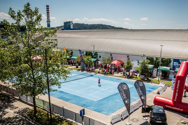 VIDEO: Teniške žogice letele po vsej Sloveniji