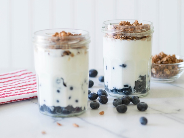 GRŠKI JOGURT S SADJEM V grškem jogurtu se skriva točno tisto, kar potrebujejo vaše mišice – beljakovine. Le previdni bodite, …