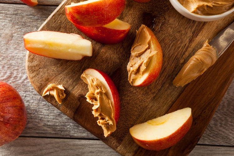 JABOLKO S KIKIRIKIJEVIM MASLOM Jabolko narežite na tanjše rezine in vsako premažite s kikirikijevim maslom. Ali mandljevim, če vam je …