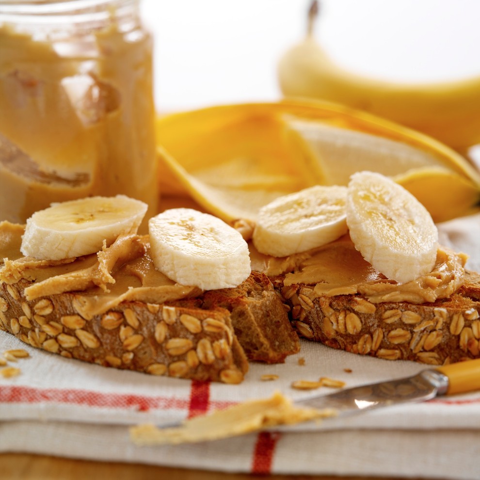 TOAST Z (MANDLJEVIM, KIKIRIKIJEVIM ...) MASLOM IN BANANO Brez dobrega starega toasta z maslom iz oreščkov in banano ne gre. …