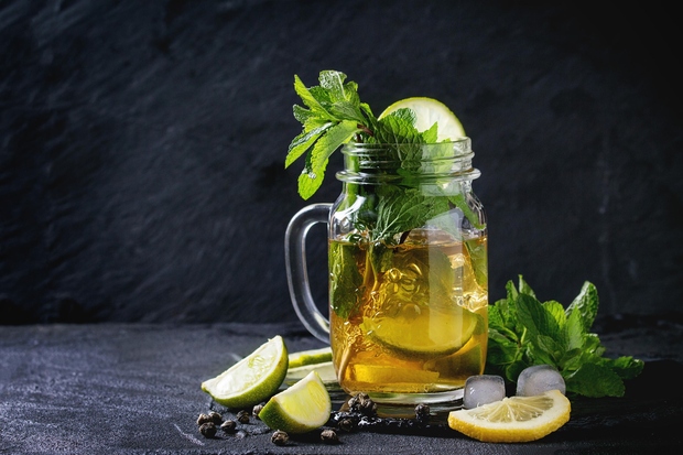 HLADEN ZELENI ČAJ Zeleni čaj je bogat z antioksidanti. Če ga pijemo pred aerobno vadbo, pospešimo izgorevanje maščob. In ...