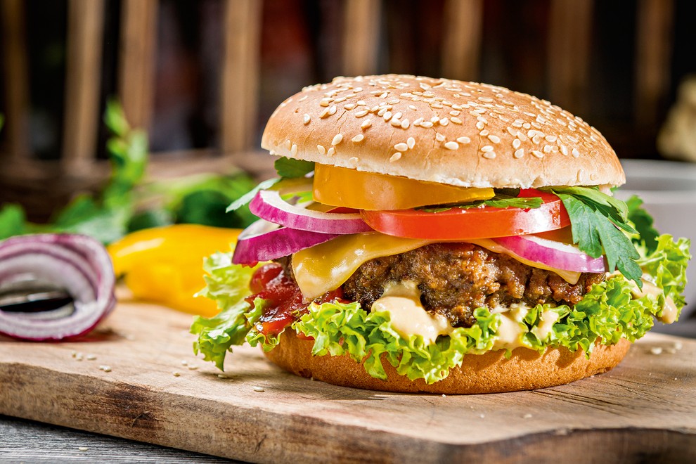 Zelenjavni burger iz nežnih brstičev cvetače Za 4 osebe potrebujete: • 150 g mokastega krompirja • sol in poper • …