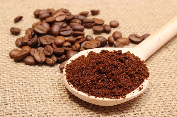 KAVNI PILING Kofein deluje kot antioksidant in razstrupljevalec. Uporablja se tudi za piling, ki odstrani odmrle kožne celice, pospešuje krvni …