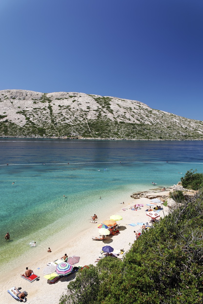 Ena izmed številnih peščenih plaž na otoku Rab, Kvarner