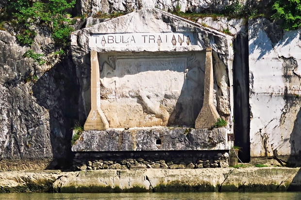 TRAJANOVA PLOŠČA Trajanova plošča je prav tako v soteski Džerdap. Gre za napis, ki je vklesan v steno ob Donavi, …