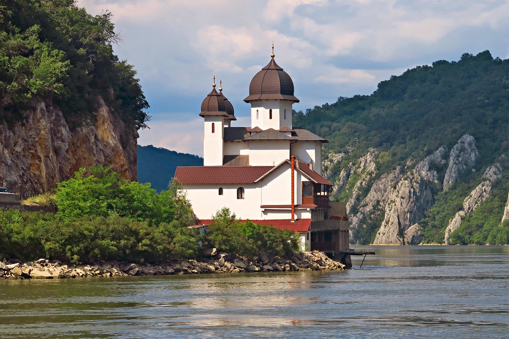 SAMOSTAN Romunski samostan Mrakonija je na romunski strani, na steni Mehur, ki je bila že od nekdaj pomembna opazovalnica in …