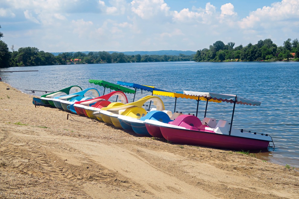 SREBRNO JEZERO Veliko Gradište in Srebrno jezero najdemo blizu Beograda. Srebrno jezero je dolgo 14 kilometrov in je tako eno …