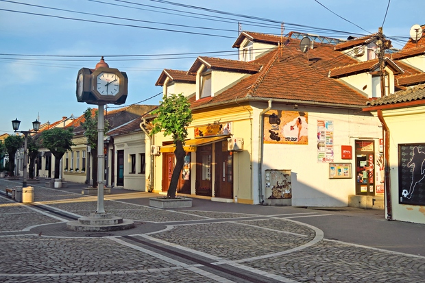 KLADOVO Kladovo je na skrajnem vzhodu Srbije, na meji z Romunijo. Mesto stoji na obali Donava, le 10 kilometrov od …