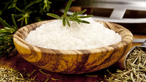 Kuhinjska proti morski soli: prednosti in slabosti, ki bi jih morali poznati