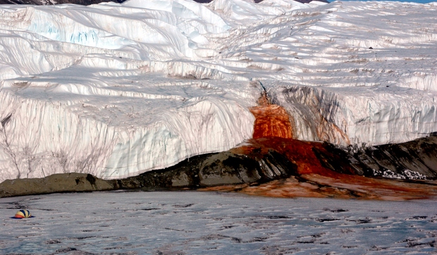 Blood falls, Antarktika Lahko si oddahnete, ni kri, ki se izliva iz ledu na Antarktiki. Tokovi prihajajo iz slanih tolmunov, …
