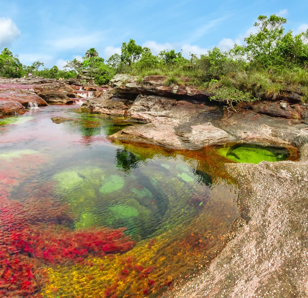 Cano Cristales, Colombia Nekateri ji pravijo tudi tekoča mavrica. Reka namreč spreminja barvo – preliva se v rdeči, zeleni, modri, …