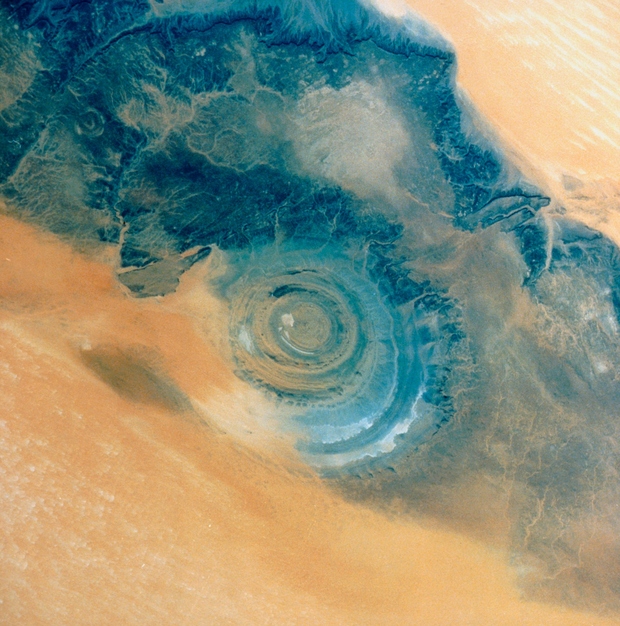 The Eye of the Sahara V Sahari je moč najti številne gore, sipine, suha jezera, kamnite planote ... Zagotovo ena …