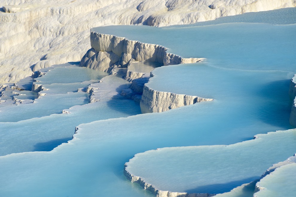 Pamukkale, Turčija Beli zalivčki, ki jemljejo sapo. Ustvarja jih 17 vrelcev tople ali vrele vode. Ta na površje prinaša kalcijev …