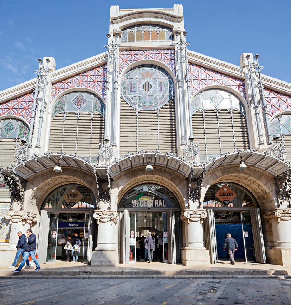 Mercado central, Valencia (Španija) Tržnica na tem mestu je obstajala od leta 1839, pokrito pa so zgradili leta 1928 po …