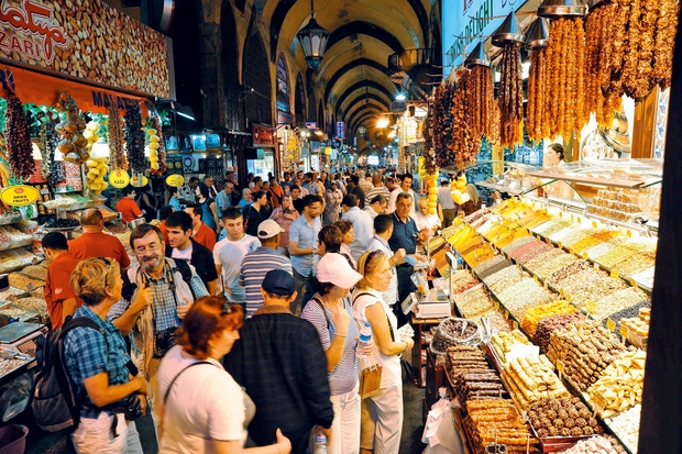 Mısır Çarşısı – Egiptovski bazar ali Bazar začimb, Istanbul (Turčija) Bazar začimb je v evropskem delu Istanbula v bližini južnega …