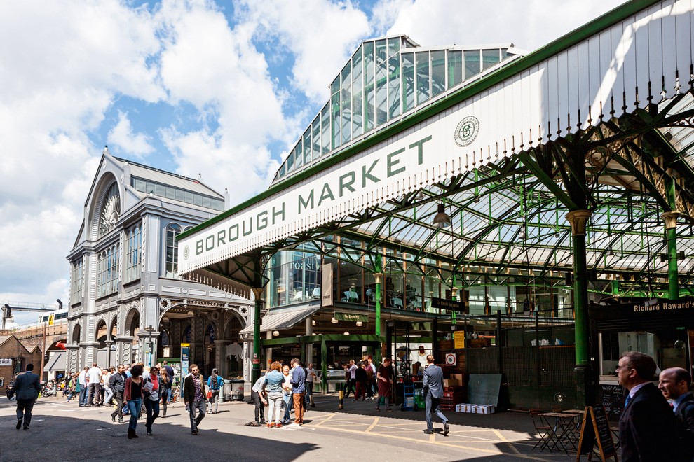 Borough Market, London (Anglija) Tržnica, ki stoji ob katedrali Southwark, v bližini mostu London Bridge, je leta 2014 praznovala 1000-letnico …