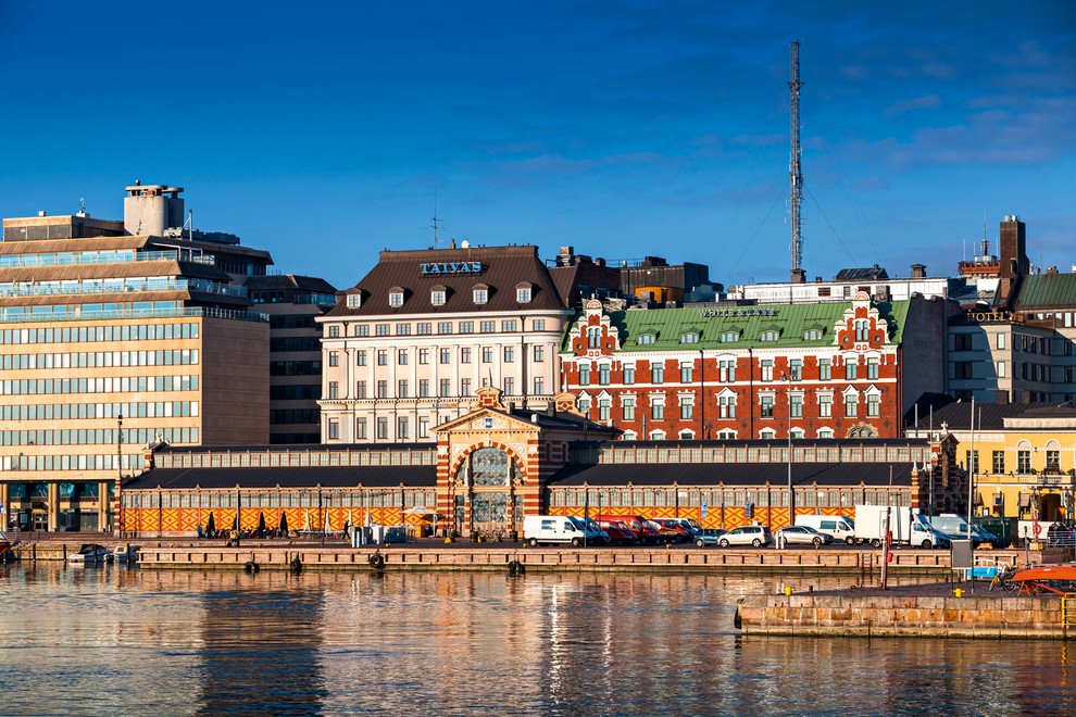 Kauppahalli, Helsinki (Finska) Pokrita tržnica, ki leži poleg odprte tržnice v samem centru Helsinkov ob pristanišču, je bila zgrajena leta …