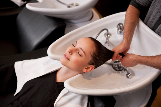 4. Ženske z zdravimi lasmi redno obiskujejo frizerja, vsaj vsaka dva meseca. Na ta način poskrbijo za zdrave konice in …