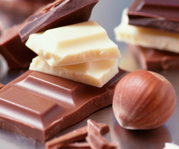 BELA ČOKOLADA Temnejša je čokolada, boljša je. Oziroma povedano drugače: več kakava vsebuje, boljše. Takšna čokolada vsebuje tudi več flavonoidov, …