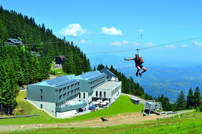 Igranje mini golfa v planinskih čevljih, spust po jeklenici in hlajenje s pogledom na Kamniško-Savinjske Alpe