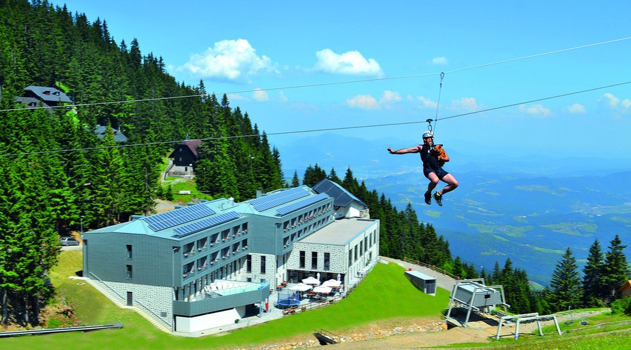 Igranje mini golfa v planinskih čevljih, spust po jeklenici in hlajenje s pogledom na Kamniško-Savinjske Alpe (foto: Arhiv golte.si)