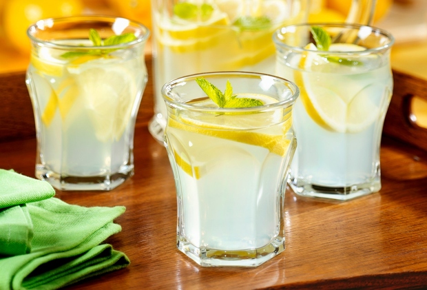LIMONADA Vsi citrusi lahko zaradi kisline poškodujejo zobno sklenino, limone pa naj bi bile po mnenju strokovnjakov na prvem mestu. …