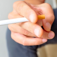 Osupljiva računica zdravnika: toliko bi v resnici morali odšteti za škatlico cigaret