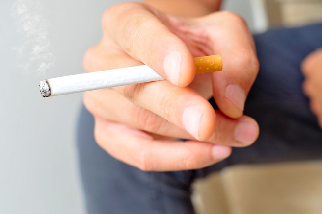 Osupljiva računica zdravnika: toliko bi v resnici morali odšteti za škatlico cigaret