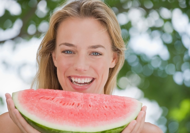LUBENICA Za osvežitev in zdravje izberite lubenico, ki ima celo 92 odstotkov vode, kar telesu zagotovi dovolj hidracije, raziskave pa …