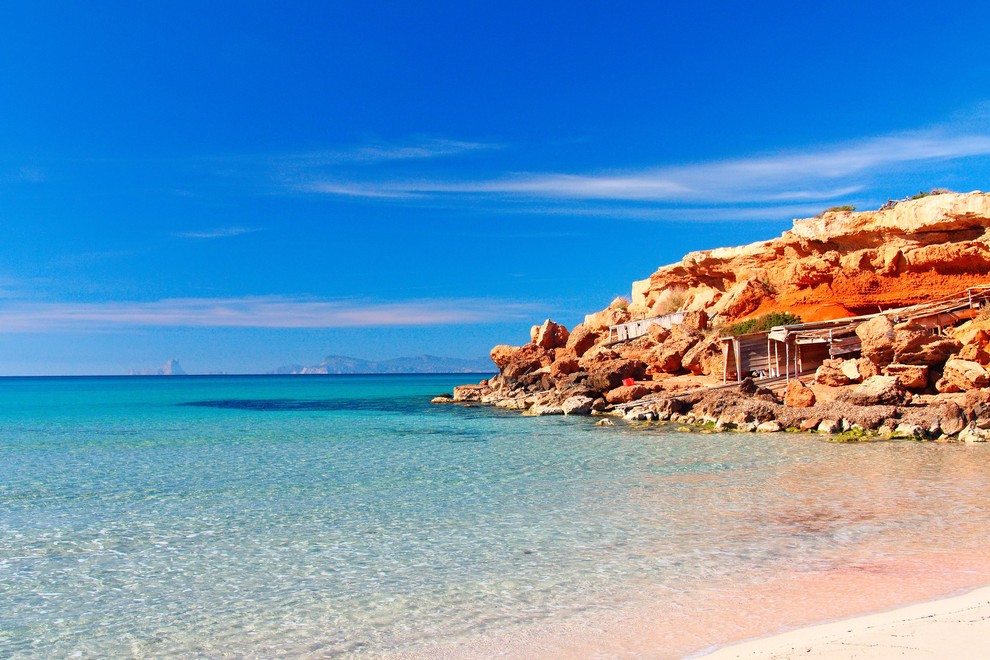 Cala Saona, Formentera Na najmanjšem otočku ne manjka dih jemajočih plaž. Le nekaj kilometrov od glavnega pristanišča La Savina pa …