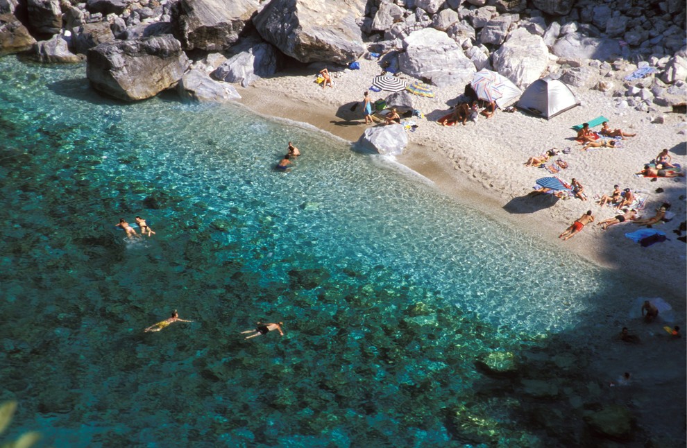 Fakistra, Grčija V čarobnem Sredozemlju najdemo ogromno prečudovitih plaž. Med njimi je tudi Fakistra. Peščeno plažo, pravzaprav zalivček, obdajajo klifi, …