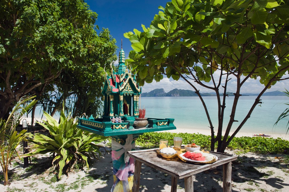 Koh Kradan, Tajska Pričakali vas bodo kristalno čisto morje v različnih odtenkih modre, turkizne in zelene barve. V primerjavi z …