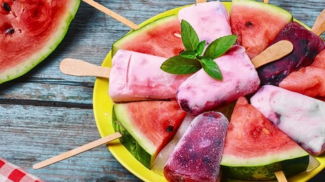 Sladke pregrehe in osvežilni napitki, ki jih lahko pripravite iz lubenice