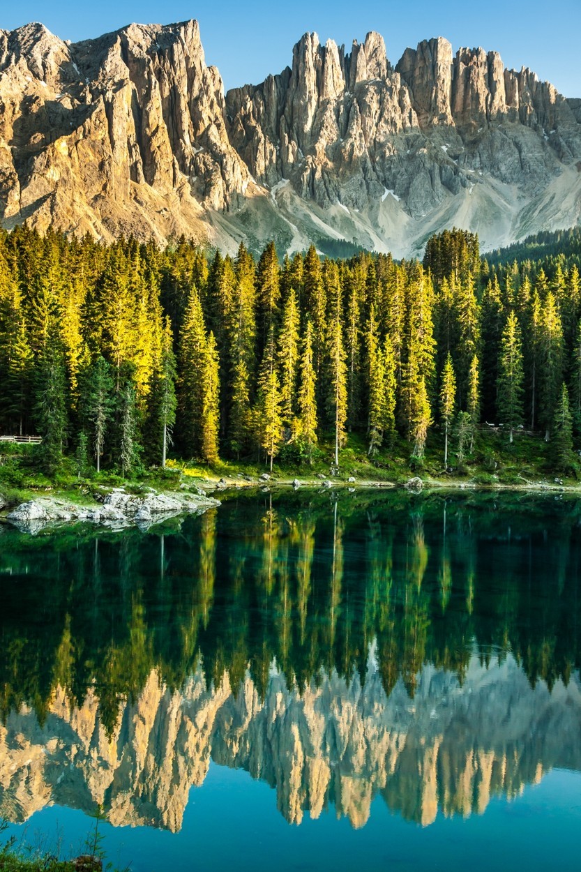 Jezero Karersee, v ozadju gora Latemar