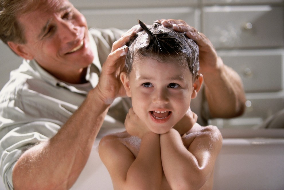 KERATIN Danes se ga v veliki meri pridobiva biotehnološko, ponekod pa tudi iz kožuha, kopit, rogov in krempljev. Pogosto se …