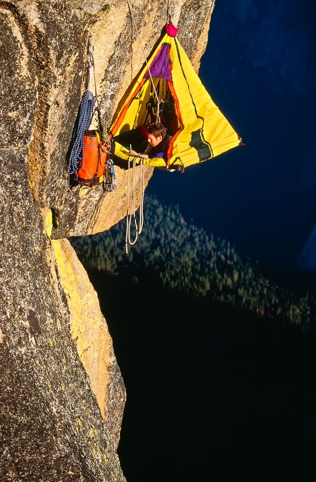 Tako je na klifu plezalec prenočil v Yosemite National Parku.