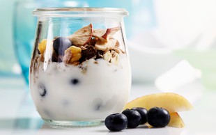 10 presenetljivih pozitivnih učinkov jogurta