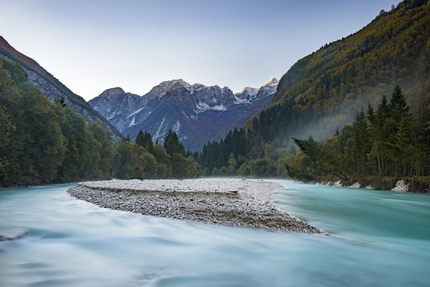 Soča je 137 km dolga reka. Njena dolžina v Sloveniji je 95 km, v Italiji pa 42 km.