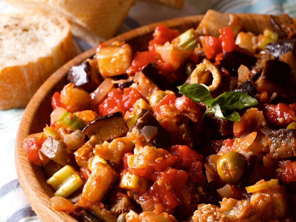 CAPONATA (dušeni jajčevci) Sestavine za 4 osebe: • oljčno olje • 2 jajčevca • sol in sveže mleti črni poper …