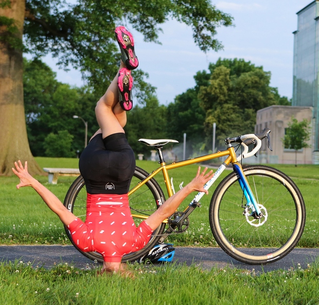 FOTO: Ko se združita ljubezen do joge in kolesarjenja