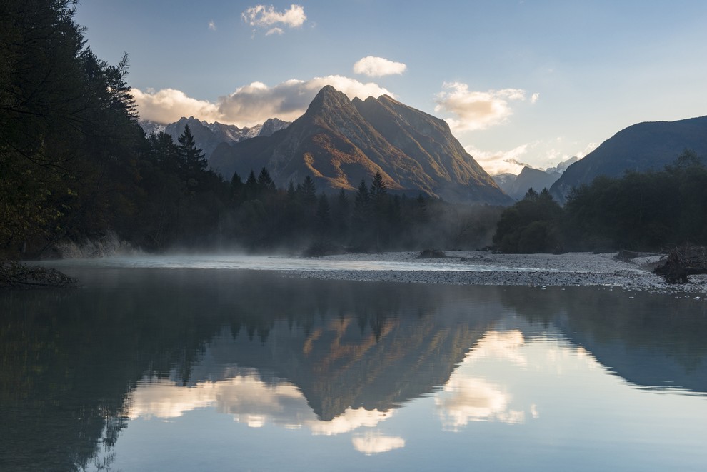 Poglej globoko v naravo in vse boš razumel bolje. - Albert Einstein Foto: Soča, v ozadju Svinjak (Bovec)