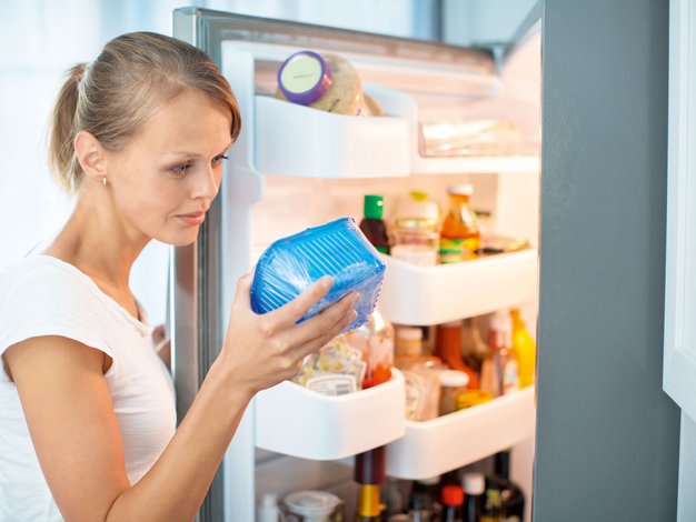 Kako poleti preprečiti zastrupitve s hrano? - Foto: Profimedia, Shutterstock.com