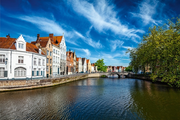 Brugge, Belgija Brugge, slikovito srednjeveško belgijsko mestece, s svojimi kanali, tlakovanimi uličicami in urnimi stolpi spominja na podobo iz pravljice, …