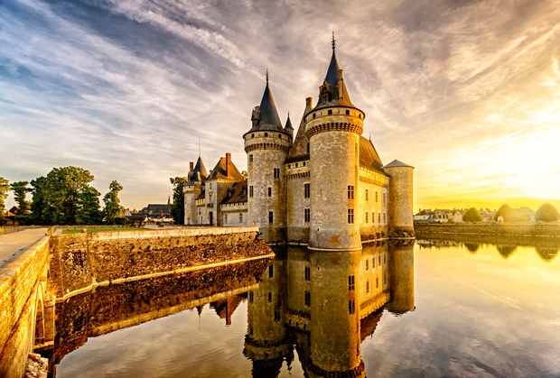 Dolina Loare, Francija Izraz gradovi v dolini reke Loare zajema v srednjem veku zgrajene utrdbe, ki so jih francoski dvorjani …