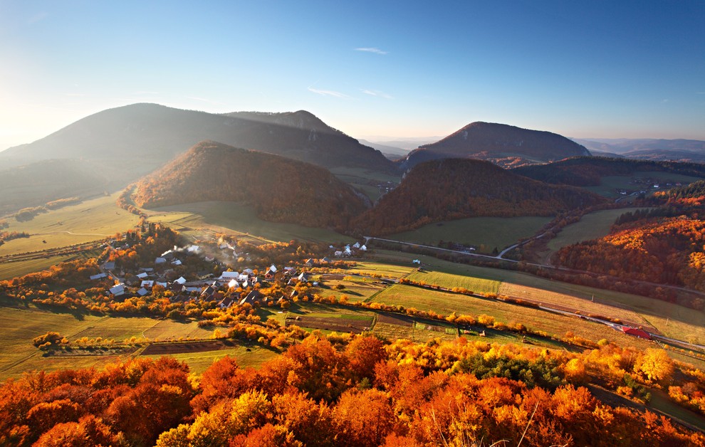 Piedmont, Italija Jesen, posebno oktober, je čas, ko so kašče polne poljskih pridelkov, po vinogradih pa se obira grozdje, dela …