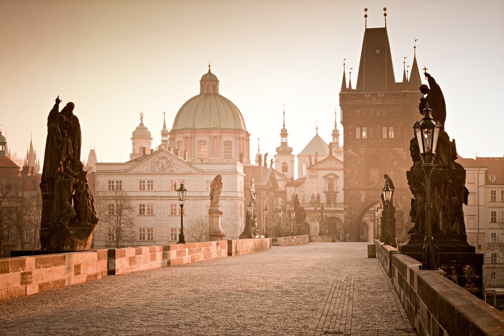 Praga, Češka Praga je jeseni krasno glavno mesto, saj jo obišče manj turistov kot poleti, a jo krasijo še vedno …