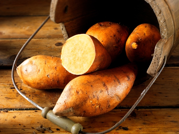 SLADKI KROMPIR Sladki krompir (in druga oranžno, rdeče in rumeno obarvana živila) vsebuje veliko beta karotena, antioksidanta, ki se pretvori …
