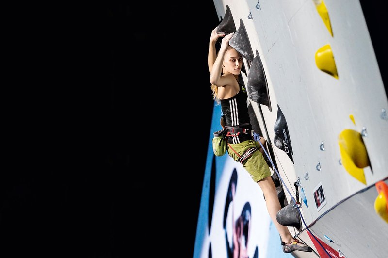 Janja Garnbret: Športna plezalka, ki je pri 17 letih zasenčila vso svetovno plezalno sceno (foto: Luka Fonda)